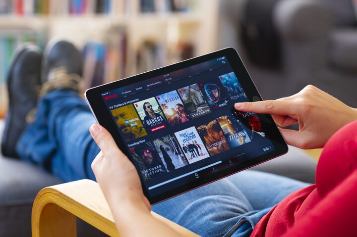 <strong>Netflix營收大跌 股價崩盤35% 美元指數持續修正</strong>